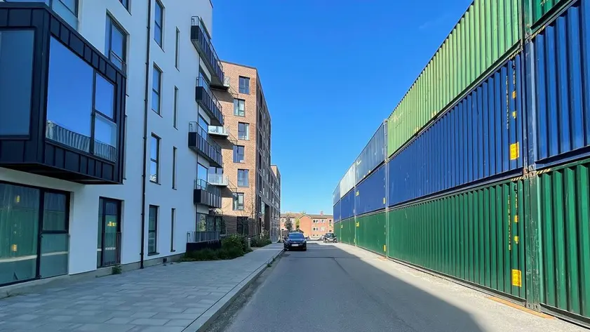 Mur anti-bruit constitué de conteneurs