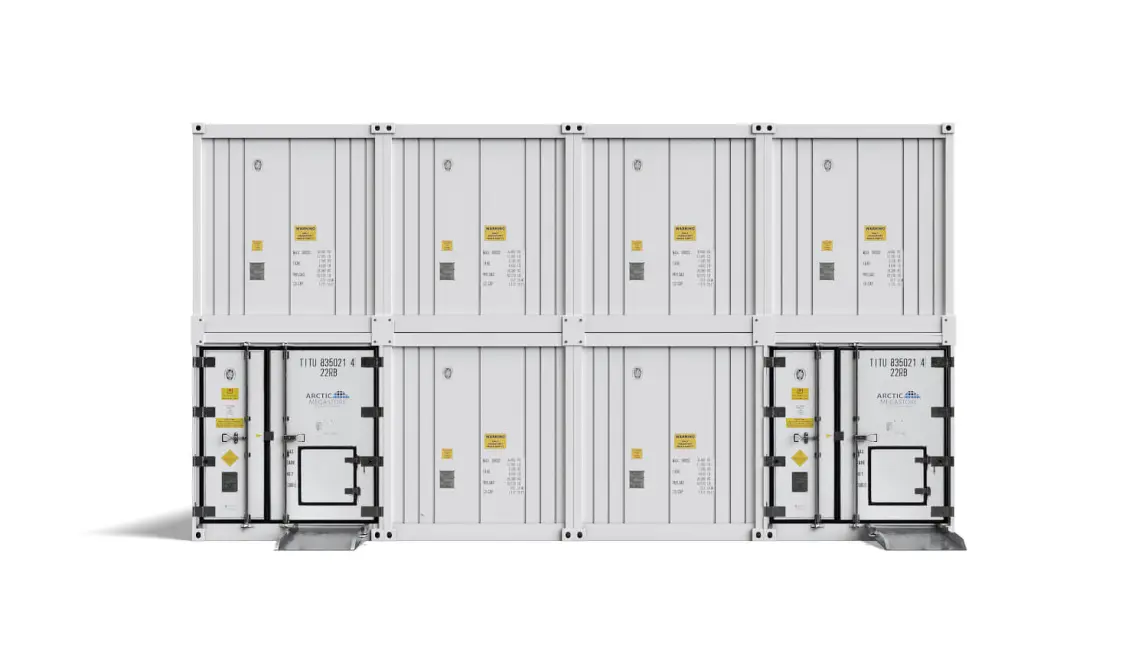 Conteneurs frigorifiques modulaires Arctic MegaStore présentés empilés et équipés d'une rampe d'accès
