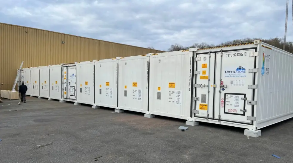 Installation modulaire de conteneurs frigorifiques formant une unité SuperStore